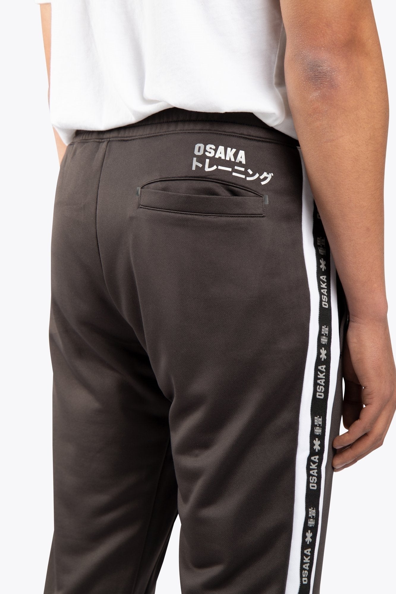 osaka-training-sweatpant-black-4001900216-3.jpg