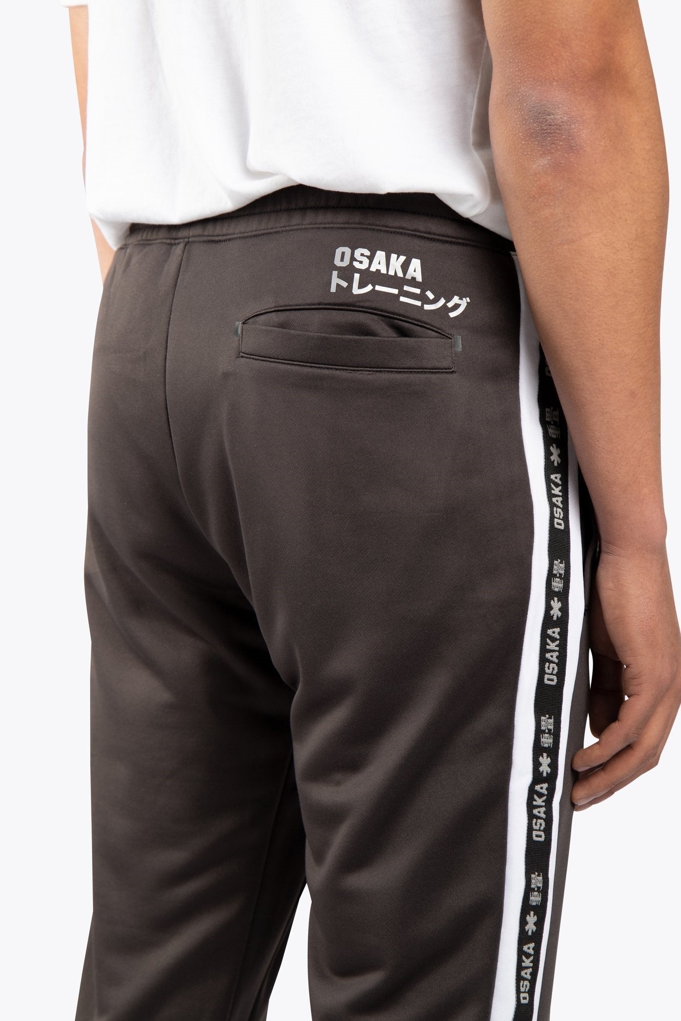 osaka-training-sweatpant-black-4001900216-3_544af46c-3bb1-47e3-8558-41171bec5256.jpg